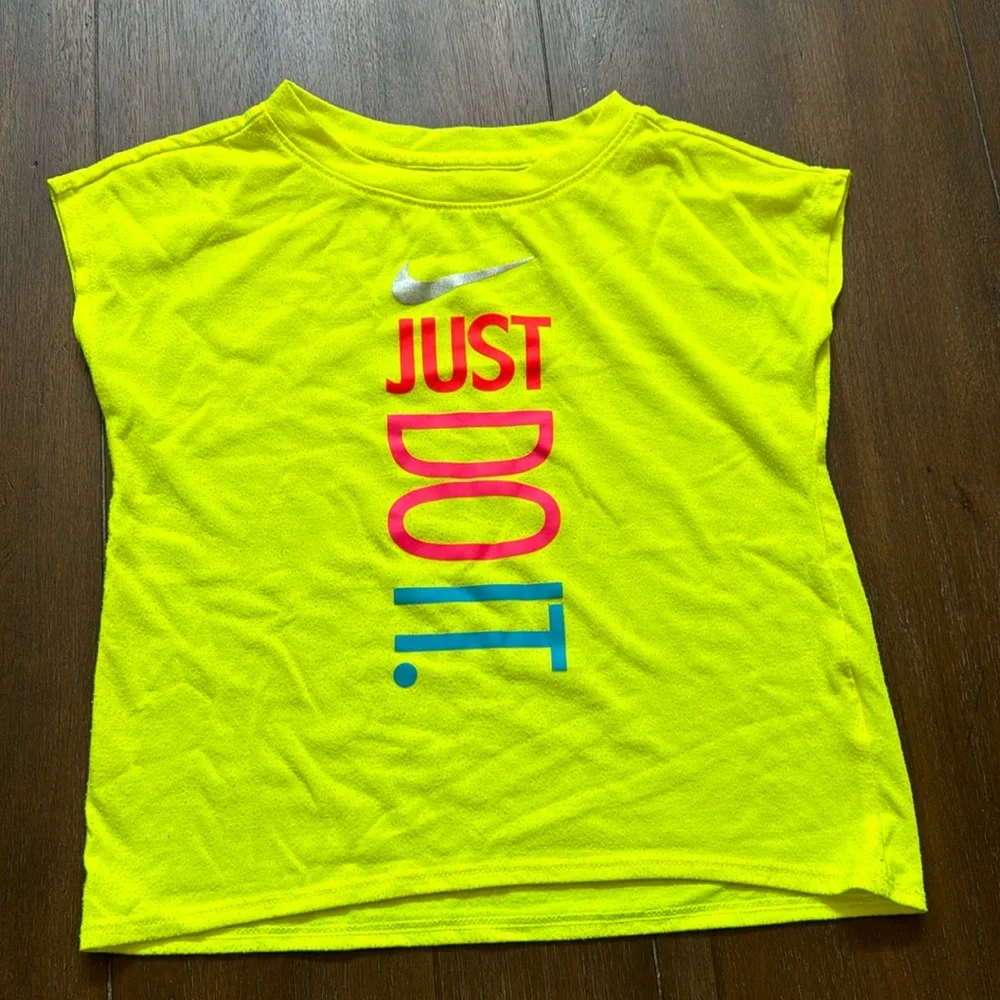 Size 6-7YRS Nike bright just do it tee